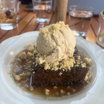 Armitage Alehouse - Date Cake - Pubs Near Me - Chicago, Illinois