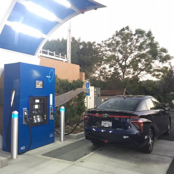 Arco La Canada - Picking up a little Hydrogen! - Gas Stations Near Me - La Canada Flintridge, California