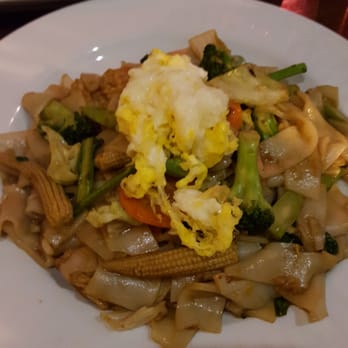 Absolute Thai Restaurant - Pad see ew with tofu and vegetables - Thai Near Me - Washington, DC, District of Columbia