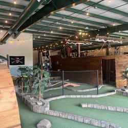 Pirate Putt - Big pirate ship