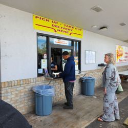 Tom's Pizza - Service window