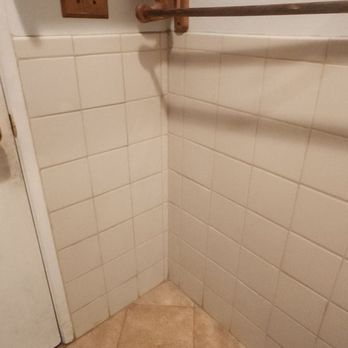 Ramati Construction & Design - Bathroom before Remodel - Flooring Near Me - Los Angeles, California Ramati Construction & Design - Bathroom before Remodel - Flooring Near Me - Los Angeles, California
