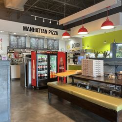 Manhattan Pizza - Nice place with a fish tank