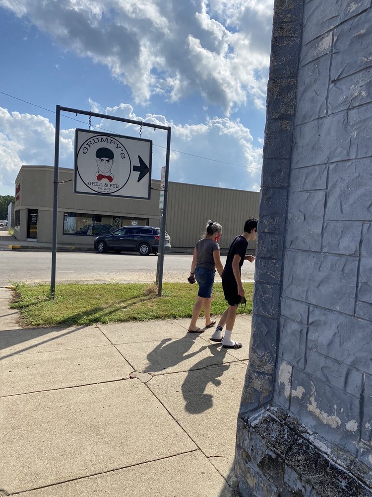 GRUMPY’S GRILL & PUB Updated July 2024 104 3rd St SW, De Smet