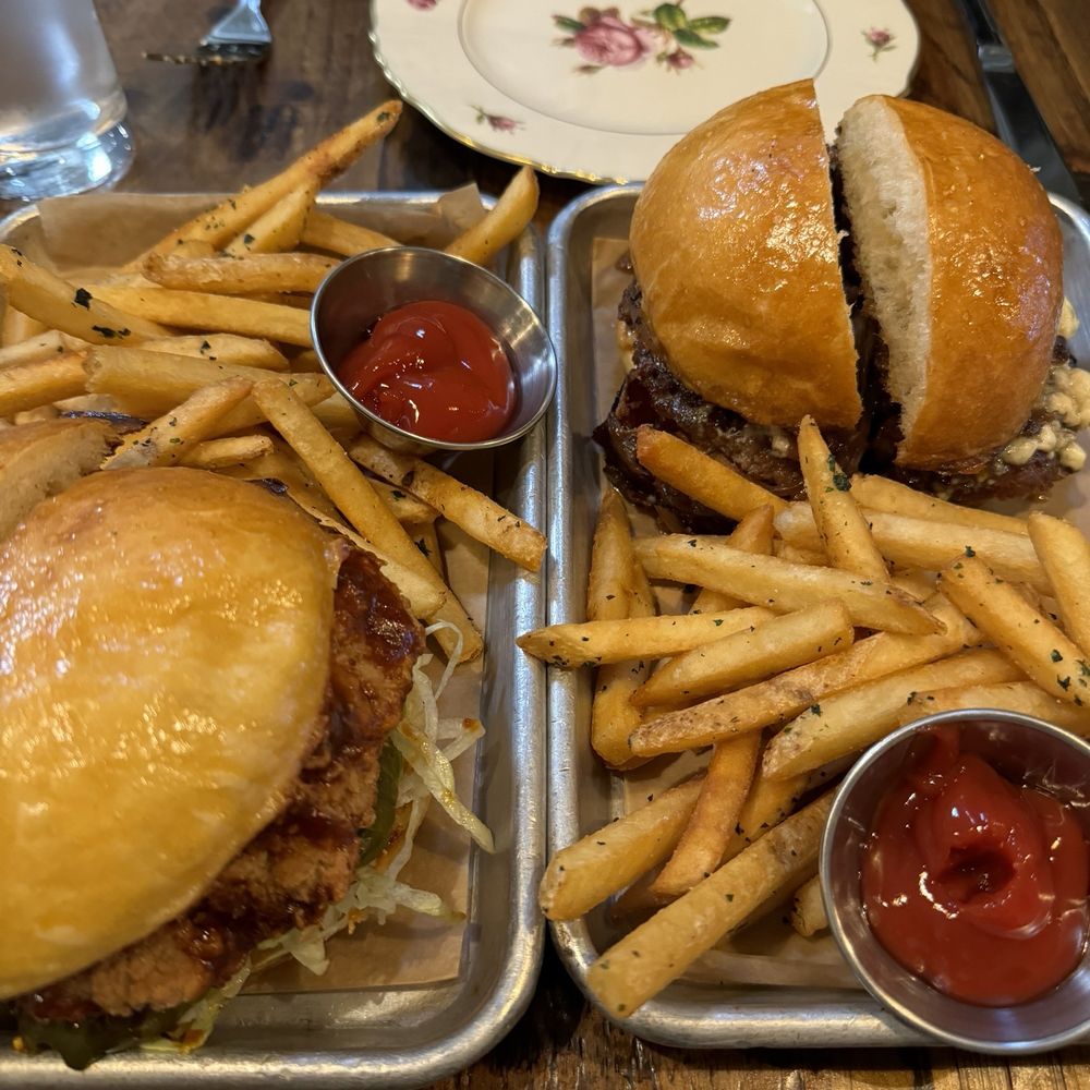 Whitecrest Eatery - Chicken sando and baby blue burger - New American Near Me - Stonington, Connecticut Whitecrest Eatery - Chicken sando and baby blue burger - New American Near Me - Stonington, Connecticut