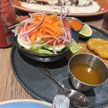 El Atlakat - Tostones y Ensalada De La Casa - Breakfast & Brunch Near Me - Miami, Florida
