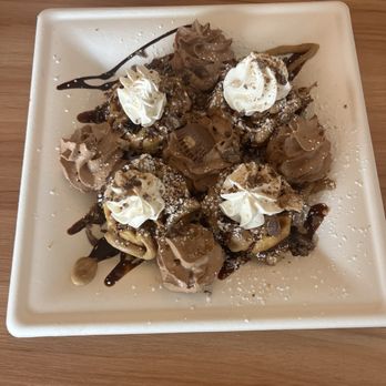 Mo' Sweets - Peanut Butter Blast (Peanut Butter Sauce, Reeses Cups, Chocolate Sauce, Powdered Sugar, Whipped Cream) - Creperies Near Me - Boone, North Carolina