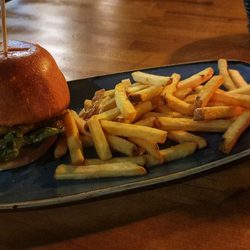 Scotty's - Cheeseburger und Pommes