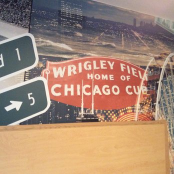Hotel Versey Chicago Lincoln Park - Murals abound about the neigborhood at the hotel including in the rooms - Hotels Near Me - Chicago, Illinois