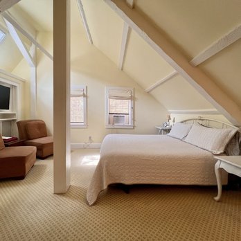 Barncastle Hotel & Restaurant - a bedroom with a king size bed - German Near Me - Blue Hill, Maine Barncastle Hotel & Restaurant - a bedroom with a king size bed - German Near Me - Blue Hill, Maine