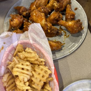 Pluckers Wing Bar - Selma - 15 Wing Combo. Bakers Gold - Chicken Wings Near Me - Selma, Texas