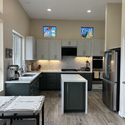 Full kitchen and breakfast nook. Full kitchen and breakfast nook.