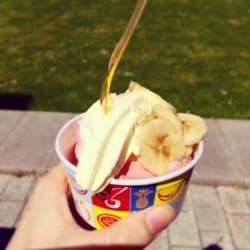 Yo Gout - Petit pot de glace fraise / passion - noix de coco râpée et tranches de banane