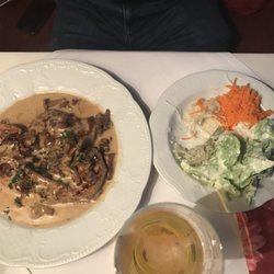 Halbfas-Alterauge - Schweinelendchen in Pfifferlingrahmsoßeroestuns Röstitaler und frischem Salat.