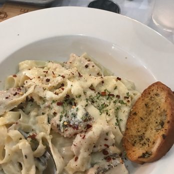 Beneventi’s Italian Restaurant - Fettuccine Chicken Alfredo - Caterers Near Me - Mingus, Texas
