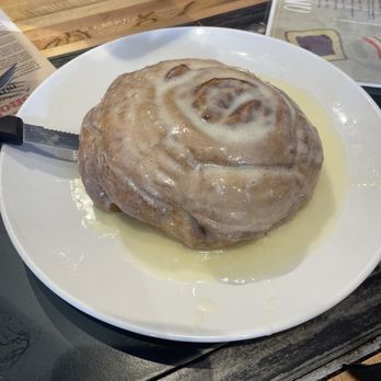 Brunch Snob - Large cinnamon roll with cream-cheese icing - Breakfast & Brunch Near Me - Phoenix, Arizona