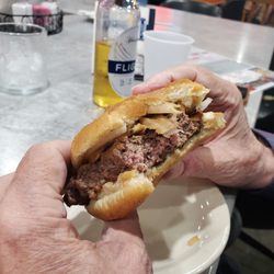 St Henry Nite Club - Great burger !