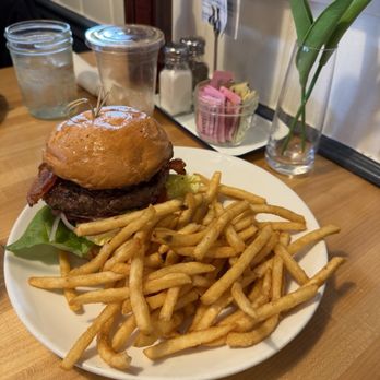 Putah Creek Cafe - Burger - Breakfast & Brunch Near Me - Winters, California