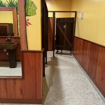 Middendorfs - Slidell - Ladies bathroom are for stalls - Seafood Near Me - Slidell, Louisiana