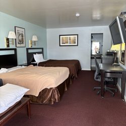 Country Manor Motel - Room as we were leaving. Deep room, couch on the left just out of the picture.