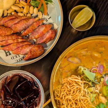 Kin Khao - Thai Herbal Sausage & Chicken Khao Soi（泰北草本鹹香腸拼盤 和 泰北金湯咖哩雞肉麵） - Thai Near Me - Monrovia, California
