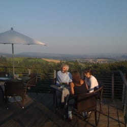 Hegaublick - Terrasse im Abendlicht. Im Hintergrund das auslaufende Hegau mit Bodensee und hinter dem Hintergerund: die Alpen ( nur bei