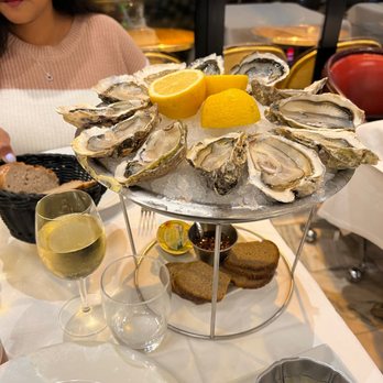 L'Européen - Oysters. The bread is amazing - Brasseries Near Me - Paris, 75 L'Européen - Oysters. The bread is amazing - Brasseries Near Me - Paris, 75