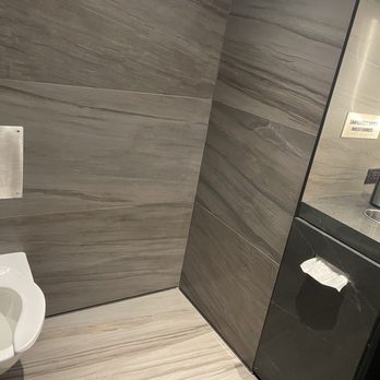 Delta Sky Club - Clean bathroom - Airport Lounges Near Me - Newark, New Jersey Delta Sky Club - Clean bathroom - Airport Lounges Near Me - Newark, New Jersey