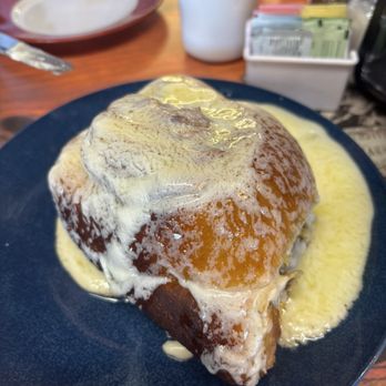 The Pinon Cafe - Giant cinnamon roll - Cafes Near Me - Payson, Arizona