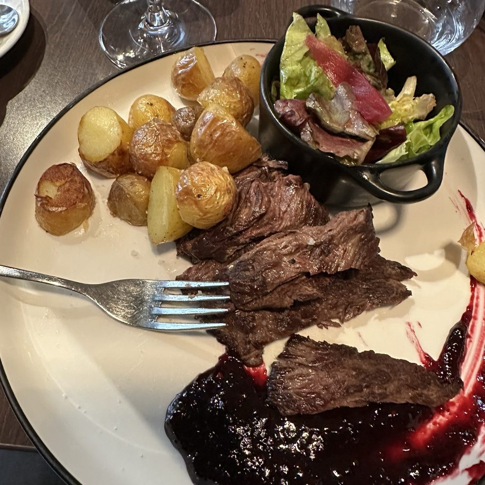 Flank steak with black current ketchup