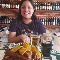 Rincón Cervecero - Puedes pedir comida de dos negocios de a lado y mientras tomas una cerveza artesanal