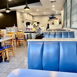 Cook's Seafood - Spacious dining room