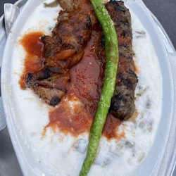 Ata - Lamm- und Hähnchenspieß in Joghurtsoße / Lamb and chicken in yoghurt sauce