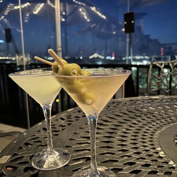Market Pavilion Hotel - Dirty martini and gin refresher - Hotels Near Me - Charleston, South Carolina Market Pavilion Hotel - Dirty martini and gin refresher - Hotels Near Me - Charleston, South Carolina