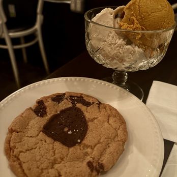 Modern Love Brooklyn - Cookie and ice cream (scoop of vanilla and scoop of pumpkin spice) - Vegan Near Me - Brooklyn, New York Modern Love Brooklyn - Cookie and ice cream (scoop of vanilla and scoop of pumpkin spice) - Vegan Near Me - Brooklyn, New York