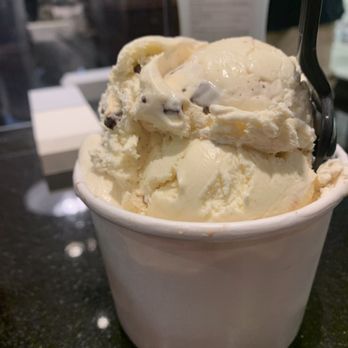 Arethusa Farm Dairy - Sweet Cream w/choc chips - Ice Cream & Frozen Yogurt Near Me - Bantam, Connecticut Arethusa Farm Dairy - Sweet Cream w/choc chips - Ice Cream & Frozen Yogurt Near Me - Bantam, Connecticut