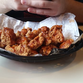 Pizza Hut - That's suppose to be honey sriracha wings. The sauce was almost non existent. - Pizza Near Me - Radcliff, Kentucky Pizza Hut - That's suppose to be honey sriracha wings. The sauce was almost non existent. - Pizza Near Me - Radcliff, Kentucky