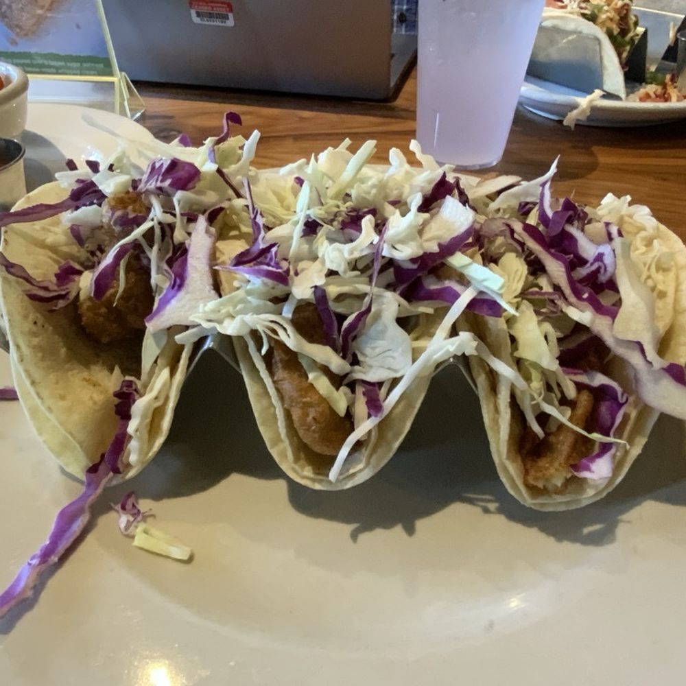 Who wants to eat this dry no sauce taco? Who wants to eat this dry no sauce taco?