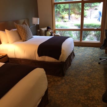Cedarbrook Lodge - Room w two queens - Hotels Near Me - SeaTac, Washington