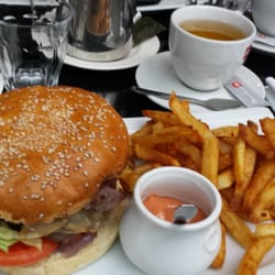 Les Fous de la Quille - Hamburger with bacon and homemade fries