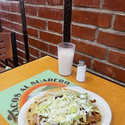 Tacos Al Suadero - Huarache con carne al pastor y agua de horchata.
