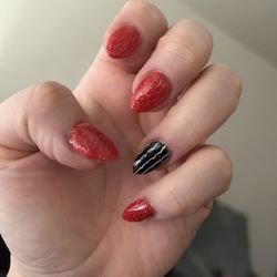 OMG Nails & Spa - Indoor lighting.