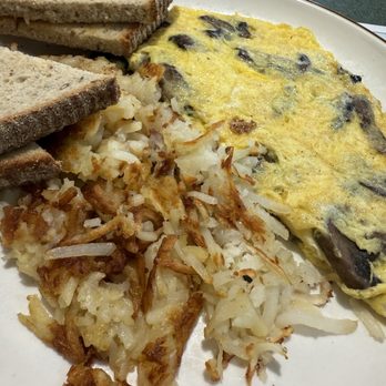 Olde Hickory Grill - Mushroom and cheese omelette with hashbrowns - American Near Me - Lancaster, Pennsylvania