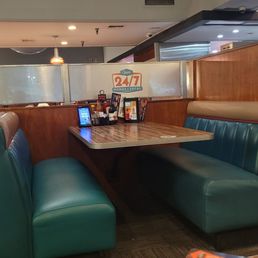 Clean booth ready for next patron. Clean booth ready for next patron.
