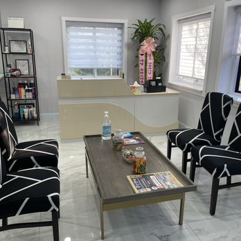 JJ Salon & Barber - Waiting area with magazines and candies - Hair Salons Near Me - Annandale, Virginia