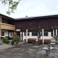 Hofcafe walter  - Hier der Eingangsbereich, leider bei Regenwetter. Links davon befindet sich unter einem großen Baum eine Wiese mit Kinderspielbereich.