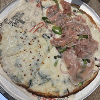 Pizza Mia - Perfect cauliflower crust, Alfredo spinach sauce, onions, green peppers, and prosciutto - Pizza Near Me - Miami, Florida