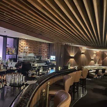 Gracie's - the bar and lounge area - New American Near Me - Portland, Oregon