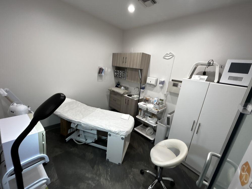 Brazilian Wax by Daniela Logo