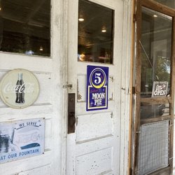 Tanners Historic Cafe - Front door with the original screen door from pre-air conditioning days.